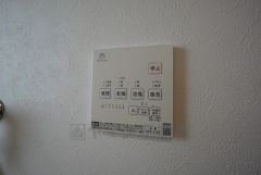 浴室暖房乾燥機には、暖房、乾燥、涼風、換気の4つの機能が付いています。タイマー付きです。