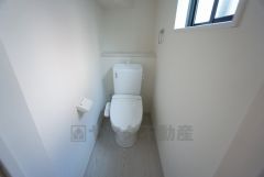ウォシュレット付トイレです。節水機能もあるので、安心して使えますね。もちろん、1階2階の2ヶ所にトイレがあるので、忙しい朝にもゆとりができますね。