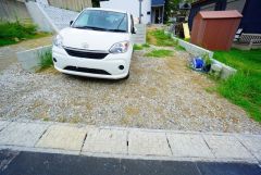 駐車スペースはゆとりある2台分を確保。マイカー用に、お客さま用に、余裕を持ってご利用いただけます。