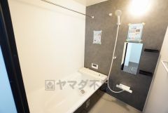 1坪サイズの浴室は、足をのばしてリラックスできます。浴室乾燥機付きなので、雨の日も気にせず洗濯物が干せます。