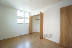 木目調のシンプルデザインで落ち着きと安らぎの空間に仕上げています。各部屋に収納が完備されているので、お荷物が多くなっても安心の設計です。