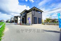 カースペース並列2台＾＾前面道路は西側約5m、東側約32.2ｍ。 車の離合もスムーズです。