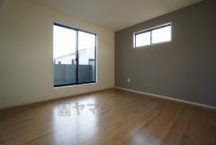 住む人のこだわりを活かす洋室＾＾日当たりがよく、寝室としての利用もおすすめ。ウォークインクローゼットもあり荷物もすっきり片付けられ、ゆとりのある暮らしが出来ます＾＾
