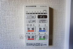浴室暖房乾燥機には、暖房、乾燥、涼風、換気の4つの機能が付いています。タイマー付きです。