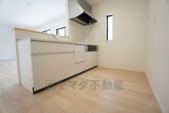 同仕様写真。対面式カウンターキッチンでお子様の様子が見守れます。カウンタートップは耐熱性に優れており、日ごろのお掃除もふき取るだけでＯＫ。ステンレスシンクも簡単にお掃除できますよ。