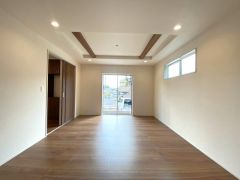 大きな窓のあるリビングは、陽光あふれる明るい空間です。居心地良く、ご家族皆がゆったりくつろげる憩いの空間となりそうです。