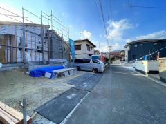 前面道路は公道北西側約4.5ｍ。 車通りも少ないため小さなお子様がいても安心して過ごせます＾＾