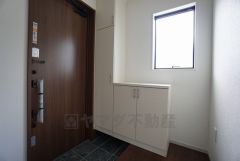 たっぷり収納できるシューズボックスです。家族全員の靴がきれいに整頓できます。棚の上にお花や写真を飾っても良いですね。