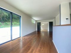 夏は強い日差しをカット、冬は暖かな遮熱高断熱型Low-Eガラスを採用。夏の強い日差しを約60%カットし、冷房効果を高めます。紫外線もカットするため紫外線による日焼けも抑制。