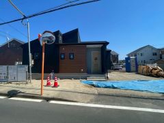 駐車スペースはゆとりある2台分を確保。マイカー用に、お客さま用に、余裕を持ってご利用いただけます。