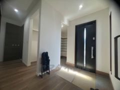 たっぷり収納できるシューズボックスです。家族全員の靴がきれいに整頓できます。棚の上にお花や写真を飾っても良いですね。