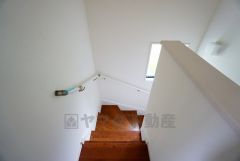 同仕様写真。ご年配の方でも安心できる、手すり付き階段です＾＾段差も低めで設定されてますので安全性にも優れてますね＾＾