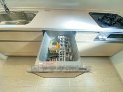 家事の時間が短縮できる食器洗浄乾燥機付。後片付けもラクラクです。 食器を洗う手間が減るので家族とのコミュニケーションの時間や自分の時間が増えますね。