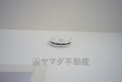 火災による煙や熱を感知して、警報音やブザー等で火災の発生を知らせてくれる火災警報器。