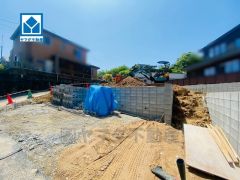 角地で陽当たり風通し良好。 敷地面積広々50坪。 コンビニまで徒歩2分。スーパーまで徒歩9分。