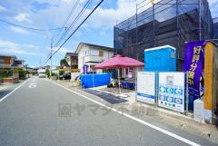 前面道路は広々6.5ｍと駐車がスムーズにできます＾＾