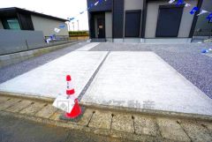 カースペースは停めやすい並列駐車4台付き。