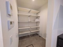 キッチン横パントリー収納。食器やキッチン用品、食料品の保存に便利です＾＾高さのある物もスッキリ収納できます＾＾