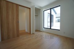 木目調のシンプルデザインで落ち着きと安らぎの空間に仕上げています。各部屋に収納が完備されているので、お荷物が多くなっても安心の設計です。
