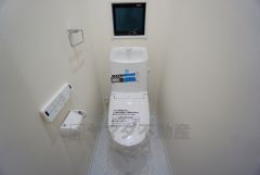 温水洗浄機付トイレです。節水機能もあるので、安心して使えますね。もちろん、1階2階の2ヶ所にトイレがあるので、忙しい朝にもゆとりができますね。