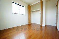 同仕様写真。暖かい日差しが差し込む洋室。たっぷり収納できるクローゼット付きでお部屋の中をすっきりと快適に保てます。