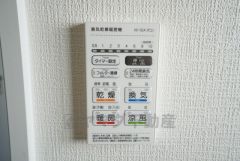 同仕様写真。浴室暖房乾燥機には、暖房、乾燥、涼風、換気の4つの機能が付いています。タイマー付きです。