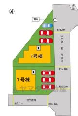 1号棟。カースペースは停めやすい並列駐車3台付き。