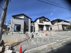 前面道路は公道西側約3.7ｍ、公道南側約4ｍ。