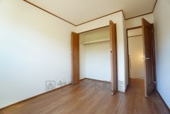 木目調のシンプルデザインで落ち着きと安らぎの空間に仕上げています。各部屋に収納が完備されているので、お荷物が多くなっても安心の設計です。