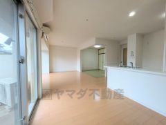 家族が集まる開放的なリビング。約18帖の大空間で毎日のお食事が楽しみです＾＾思い思いの時間を過ごしたり、家族みんなで食事をしたり、素敵な団らんの場になりますね。