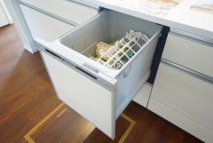食事の後の手間を解消する食器洗い乾燥機付。冬場の洗い物で手荒れの悩みもなくなります。手洗いよりも節約できて便利。