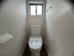 1階2階の2ヶ所にトイレがありますので、忙しい朝にもゆとりが生まれますね＾＾温水洗浄便座付きのトイレ＾＾便座が温かくできるので寒い冬も冷たい便座に座らずに済みますね＾＾