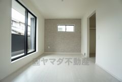 同仕様写真。住む人のこだわりを活かす洋室＾＾日当たりがよく、寝室としての利用もおすすめ。広めのクローゼットもあり荷物もすっきり片付けれ、ゆとりのある暮らしが出来ます＾＾