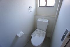 ウォシュレット付トイレです。1階2階の2ヶ所にトイレがあるので、忙しい朝にもゆとりができますね。