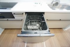 家事の時間が短縮できる食器洗浄乾燥機付。後片付けもラクラクです。