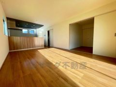 対面式キッチンを中心としたリビングダイニングで家族の会話が弾みそうです。