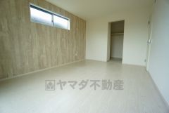 住む人のこだわりを活かす洋室＾＾日当たりがよく、寝室としての利用もおすすめ。広めのクローゼットもあり荷物もすっきり片付けれ、ゆとりのある暮らしが出来ます＾＾