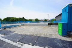 カースペースは停めやすい並列駐車3台付き。来客時も安心です。