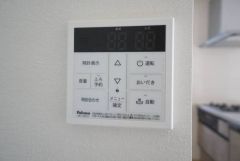 キッチン横からお湯張り、追い炊き、足し湯がボタン一つで楽々操作できる給湯機リモコンです＾＾忙しい夕飯の準備の時間帯に重宝しますね。