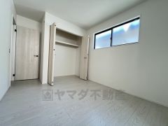暖かい日差しが差し込む洋室。たっぷり収納できるクローゼット付きでお部屋の中をすっきりと快適に保てます。
