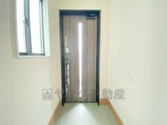 たっぷり収納できるシューズボックスです。家族全員の靴がきれいに整頓できます。棚の上にお花や写真を飾っても良いですね。