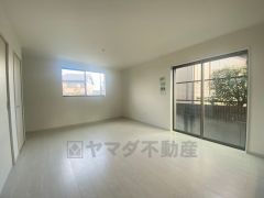夏は強い日差しをカット、冬は暖かな遮熱高断熱型Low-Eガラスを採用。夏の強い日差しを約60%カットし、冷房効果を高めます。紫外線もカットするため紫外線による日焼けも抑制。