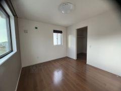 主寝室としてお使いいただけそうなこちらのお部屋は、日当たりが良く、爽やかな風を感じて起きる朝は、快適生活の始まりに。