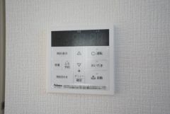 キッチン横からお湯張り、追い炊き、足し湯がボタン一つで楽々操作できる給湯機リモコンです＾＾忙しい夕飯の準備の時間帯に重宝しますね。