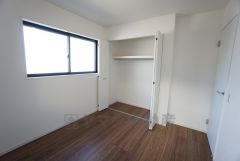 同仕様写真。木目調のシンプルデザインで落ち着きと安らぎの空間に仕上げています。各部屋に収納が完備されているので、お荷物が多くなっても安心の設計です。