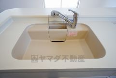 同仕様写真。広々とした凸型シンクに洗剤ポケットを標準装備。大きなお鍋など洗いやすいです。洗剤や石鹸、スポンジもすっきりできる収納付き。