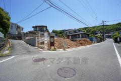 前面道路はや6ｍと広く、駐車がスムーズにできます。
