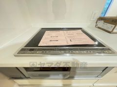 汚れてもサッとふける、お手入れのしやすいIHクッキングヒーター。オール電化なので経済的です。