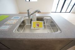 広々とした凸型シンクに洗剤ポケットを標準装備。大きなお鍋など洗いやすいです。洗剤や石鹸、スポンジもすっきりできる収納付き。
