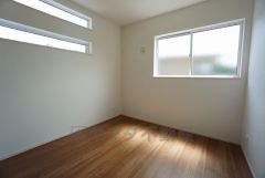 住む人のこだわりを活かす洋室＾＾日当たりがよく、寝室としての利用もおすすめ。広めのクローゼットもあり荷物もすっきり片付けれ、ゆとりのある暮らしが出来ます＾＾